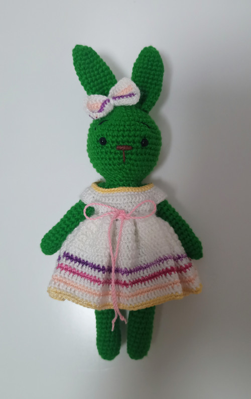 Háčkovaný zajíček - 21 cm — foto 2