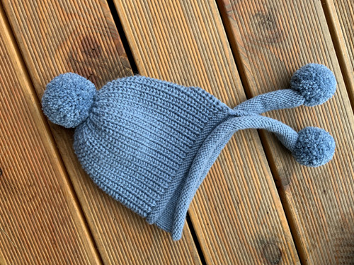 Pletená čapka-kapucka s bambulkami — foto 3