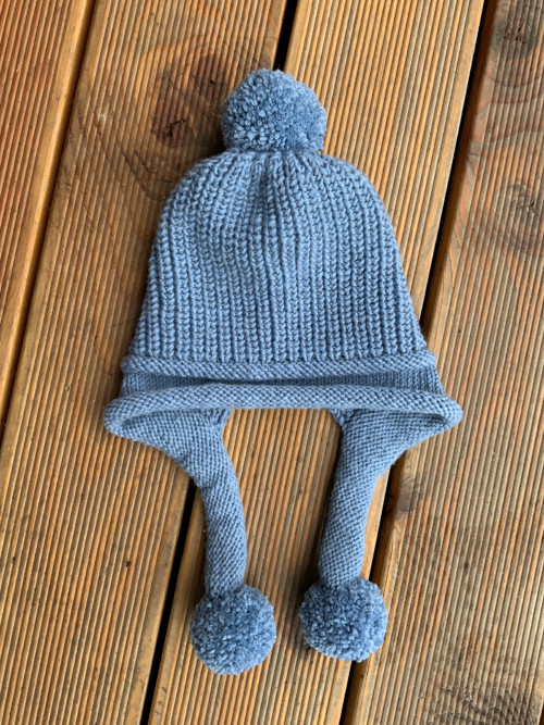 Pletená čapka-kapucka s bambulkami — foto 4