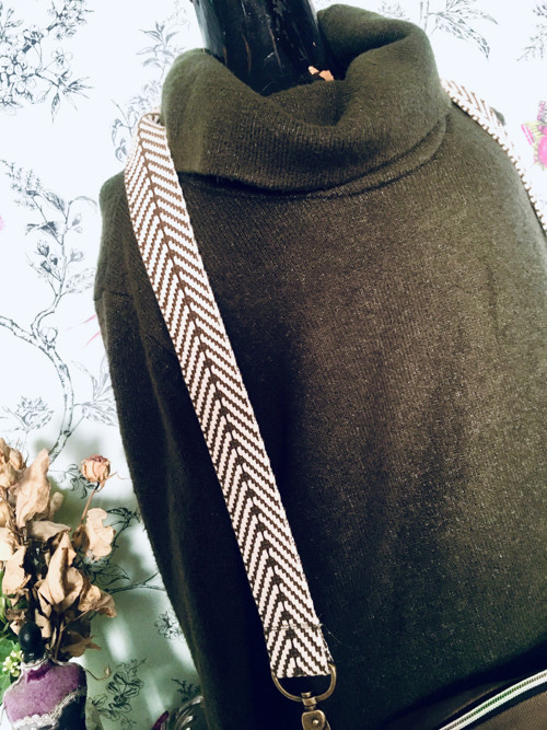 Kabelka olivová s boho popruhem — foto 3