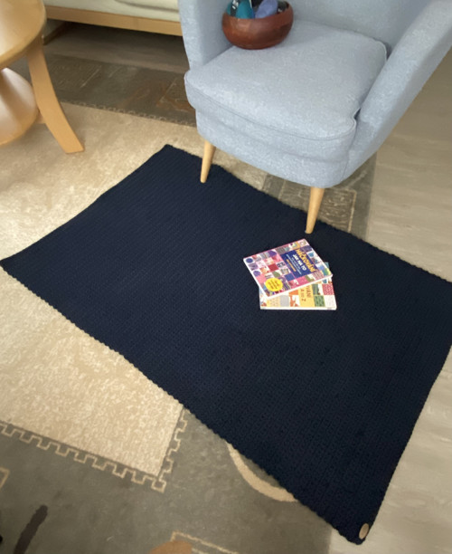 Háčkovaný koberec barvy NAVY — foto 2