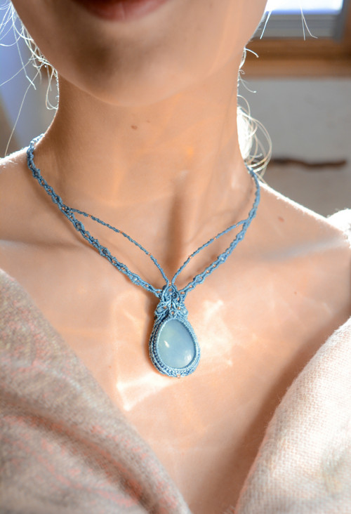 "Aini"- macramé/drhaný náhrdelník s Andělitem — foto 3