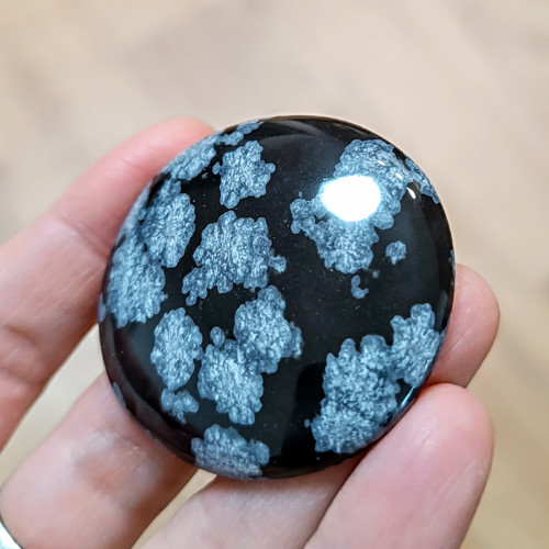 Obsidián (vločkový), ID 4543, průměr 45 mm — foto 2
