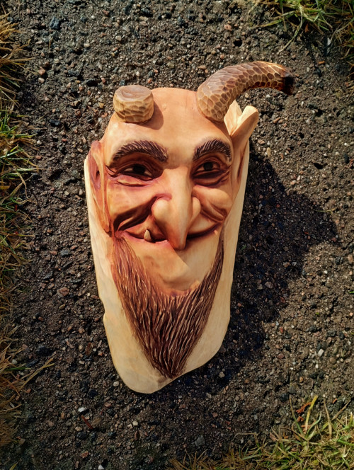 Řezbařený reliéf čerta/krampuse — foto 3
