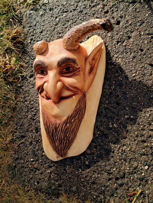 Řezbařený reliéf čerta/krampuse — foto 2