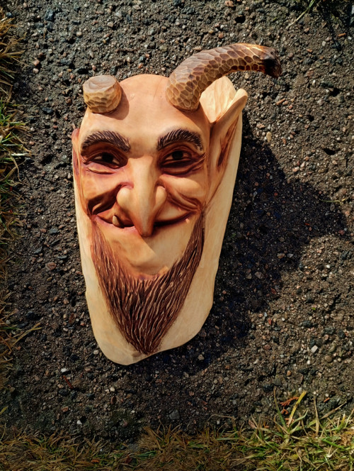 Řezbařený reliéf čerta/krampuse — foto 4