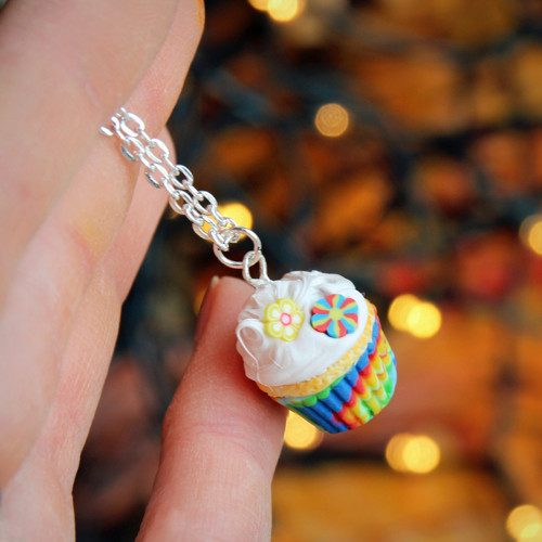 Barevný cupcake s kytičkami — foto 3