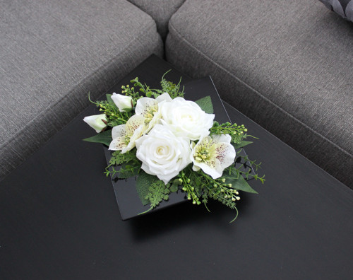 Ikebana s růžemi a čemeřicemi do bíla — foto 6