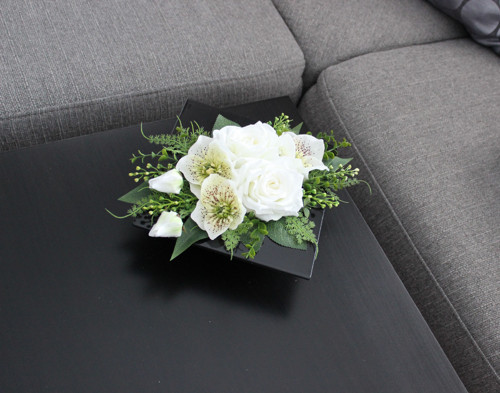 Ikebana s růžemi a čemeřicemi do bíla — foto 2