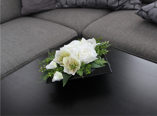 Ikebana s růžemi a čemeřicemi do bíla — foto 4