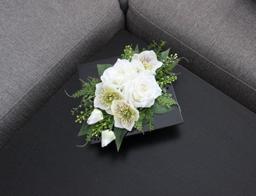 Ikebana s růžemi a čemeřicemi do bíla — foto 3