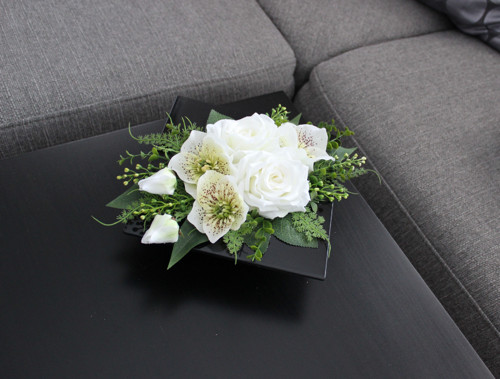 Ikebana s růžemi a čemeřicemi do bíla — foto 5