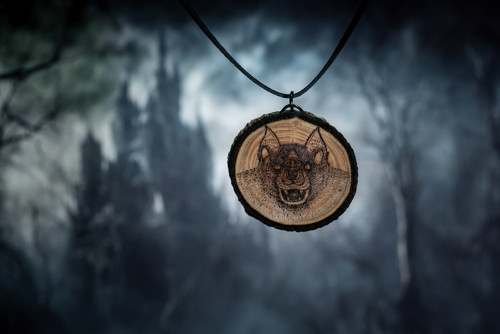 Vampýr - jabloňový řez s pyrografií — foto 5