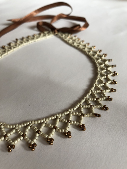 Ručně šitý náhrdelník BoneGold Collar — foto 4