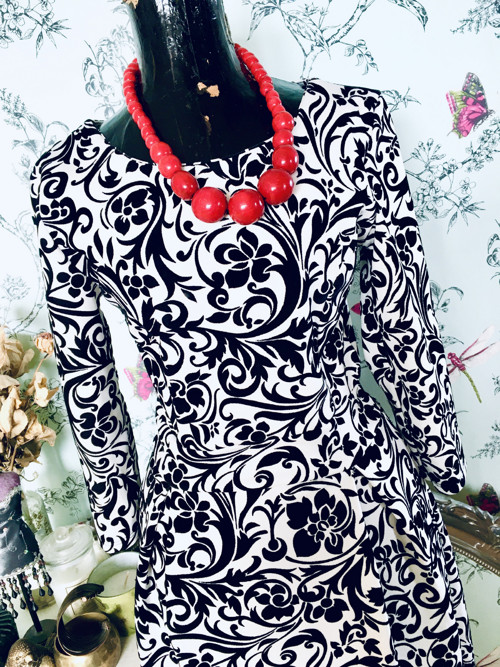 Šaty černobílé, retro look — foto 2