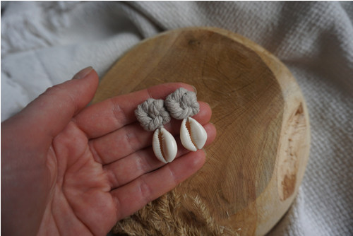 Visací náušnice Cowrie Beige — foto 3