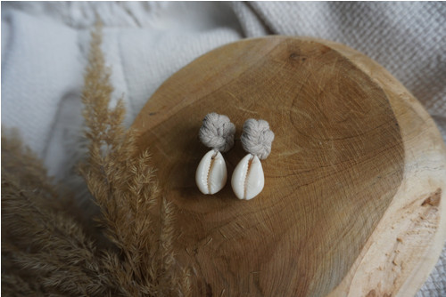 Visací náušnice Cowrie Beige — foto 2