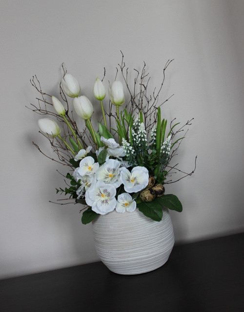 Bílý obal s tulipány, maceškami a modřenci — foto 5