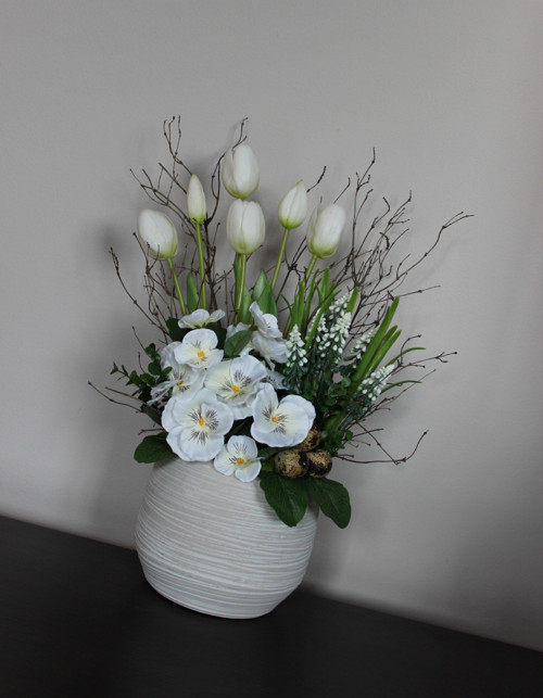Bílý obal s tulipány, maceškami a modřenci — foto 3