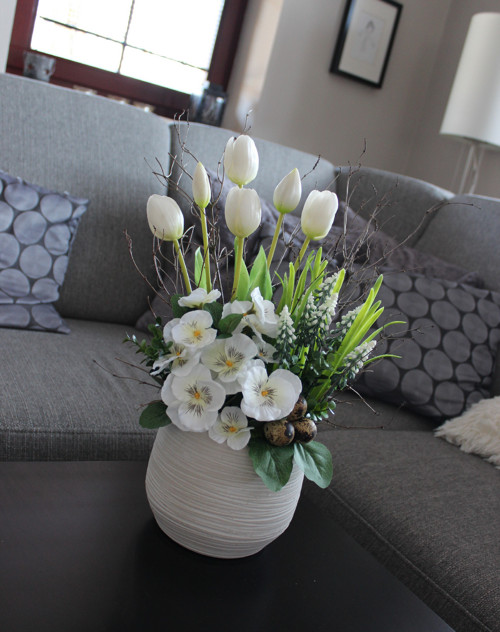 Bílý obal s tulipány, maceškami a modřenci — foto 6