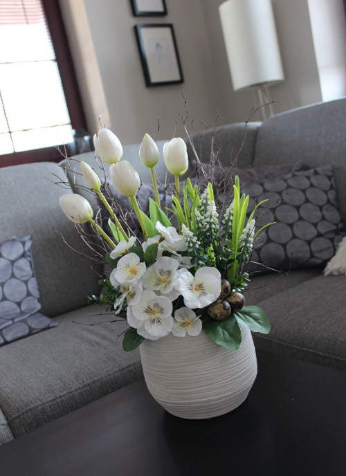 Bílý obal s tulipány, maceškami a modřenci — foto 2