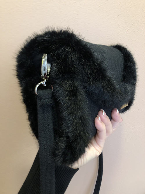 Crossbody s kožešinou — foto 2