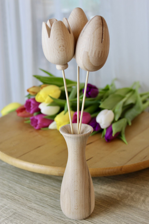 Dřevěné tulipány ve váze — foto 2
