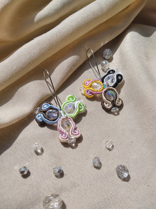 Asymetrické soutache náušnice — foto 3