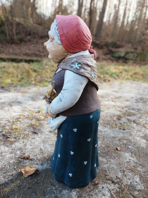 Babička s kuřátkem — foto 5