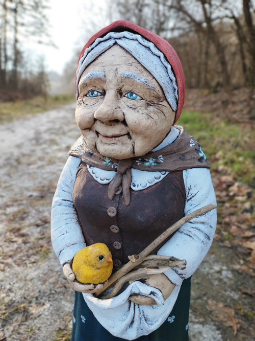 Babička s kuřátkem — foto 6