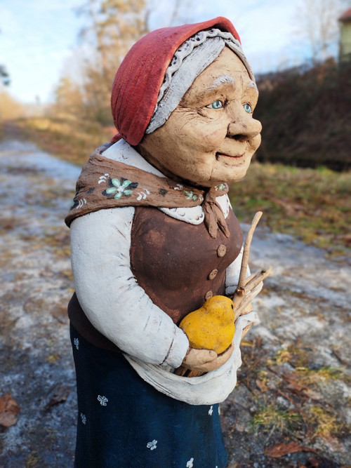 Babička s kuřátkem — foto 3