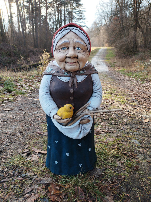 Babička s kuřátkem — foto 4