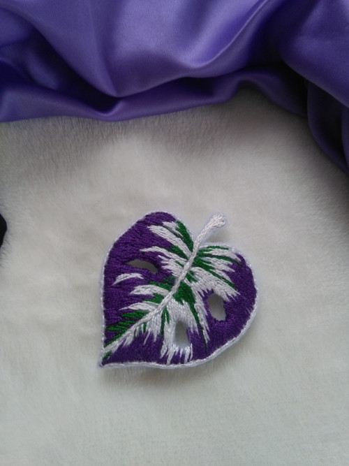 Monstera (ručně vyšívaná brož) — foto 3