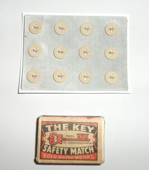12x malé KNOFLÍKY — foto 2