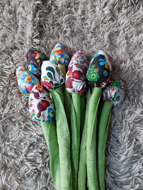 Set 10 ks šitých tulipánů — foto 2