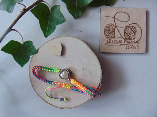 Náramek macramé se srdíčkem — foto 2