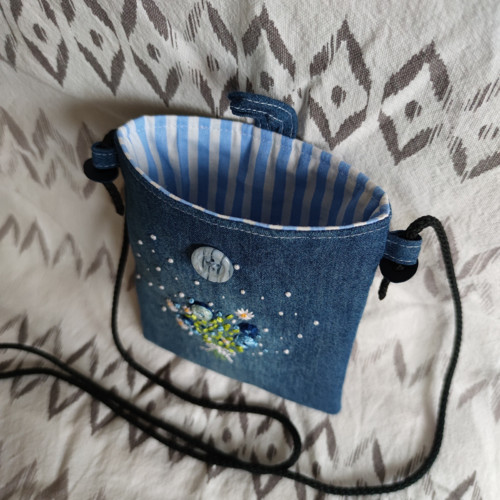 Vyšívaná kapsička kytice — foto 2