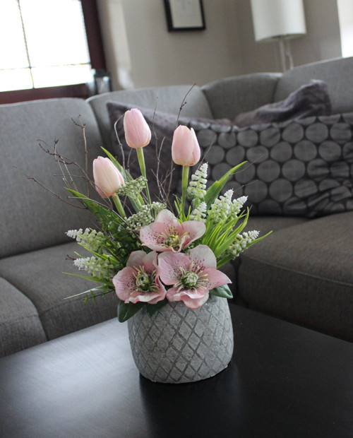 Keramický obal s tulipány a čemeřicemi do růžova — foto 2