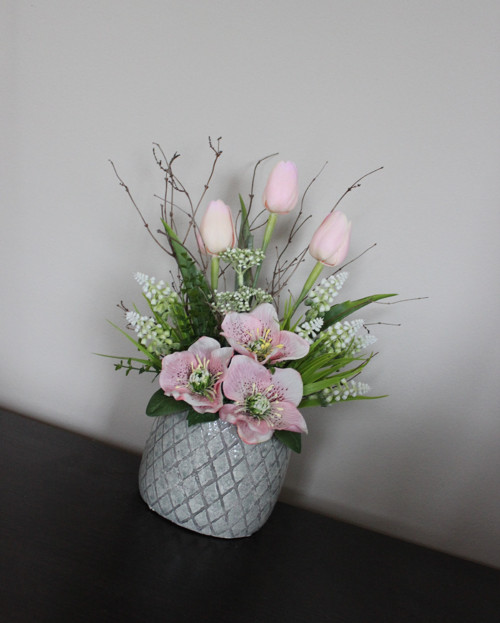 Keramický obal s tulipány a čemeřicemi do růžova — foto 3