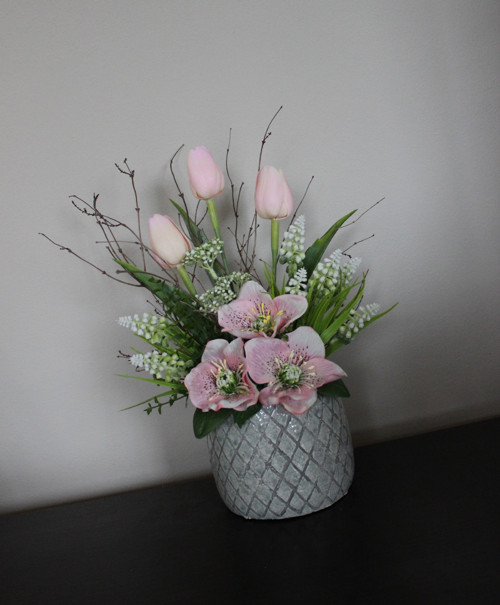 Keramický obal s tulipány a čemeřicemi do růžova — foto 5