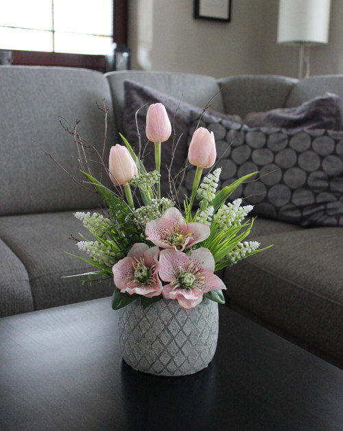 Keramický obal s tulipány a čemeřicemi do růžova — foto 4