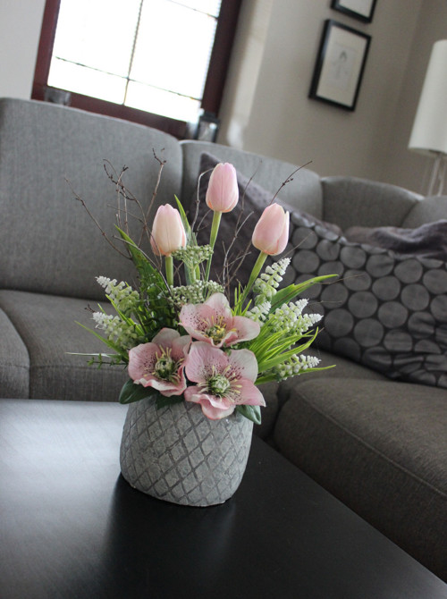 Keramický obal s tulipány a čemeřicemi do růžova — foto 6