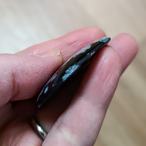 Obsidián (vločkový), ID 4662, průměr 43 mm — foto 2