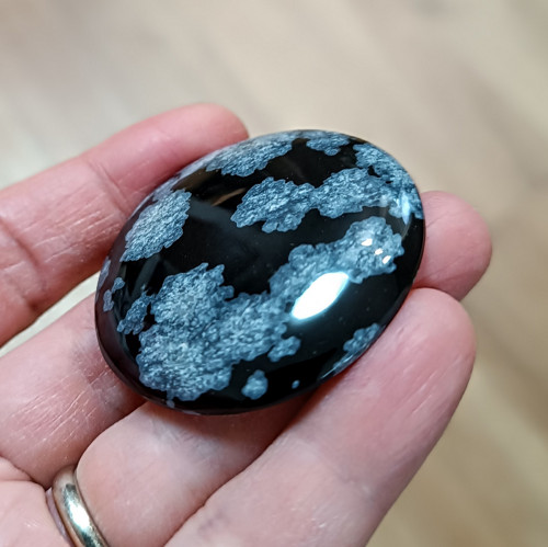 Obsidián (vločkový), ID 4662, průměr 43 mm — foto 3