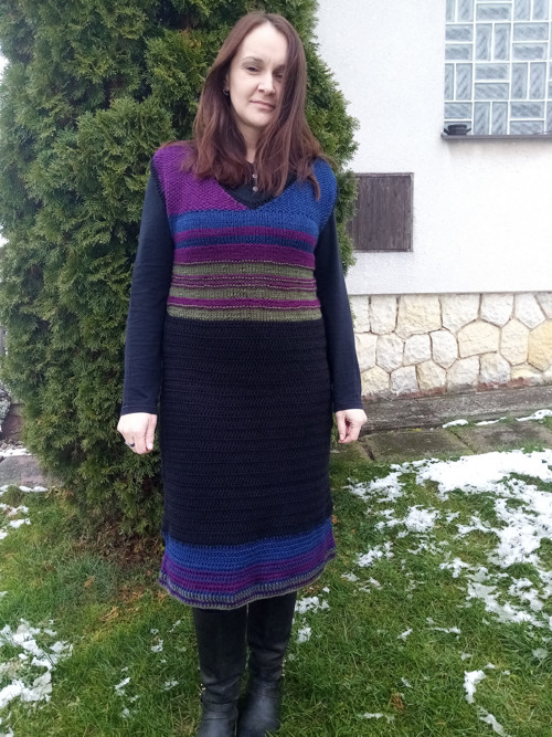 Barevné háčkované šaty — foto 3