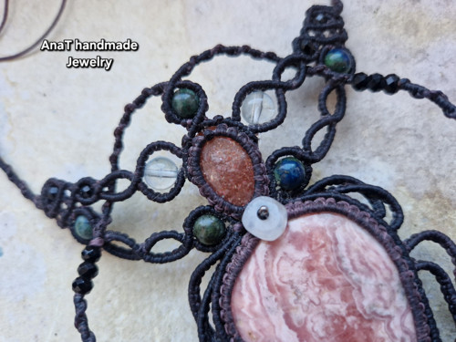 Macramé náhrdelník s rodochrozitem, měsíčním — foto 2