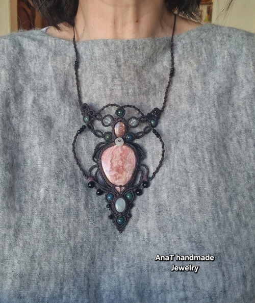 Macramé náhrdelník s rodochrozitem, měsíčním — foto 6
