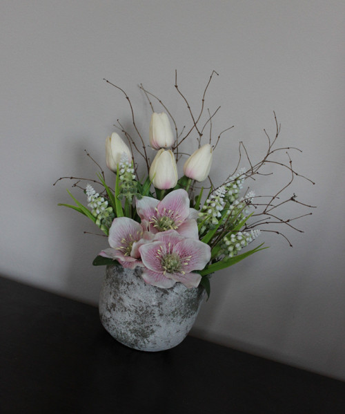 Keramický obal s tulipány a čemeřicemi do růžova — foto 3