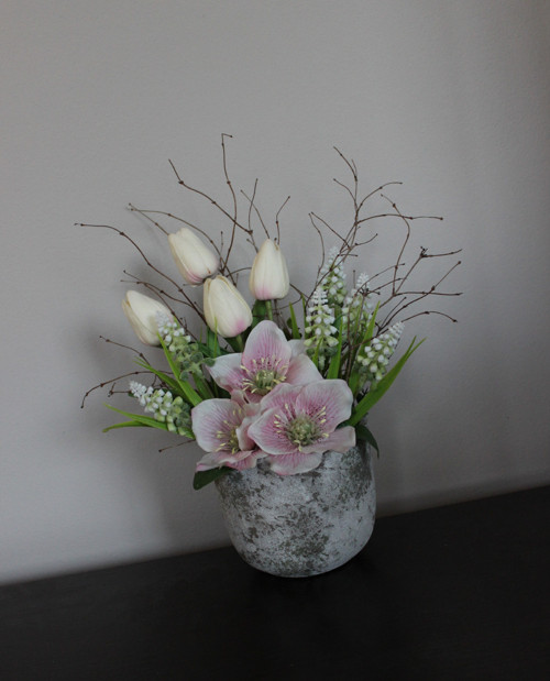 Keramický obal s tulipány a čemeřicemi do růžova — foto 5