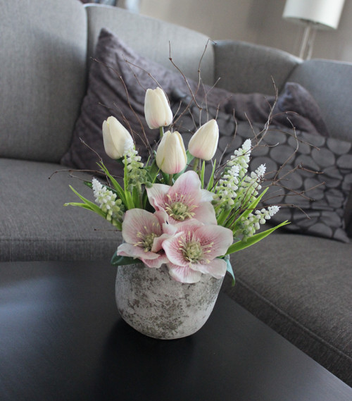 Keramický obal s tulipány a čemeřicemi do růžova — foto 6